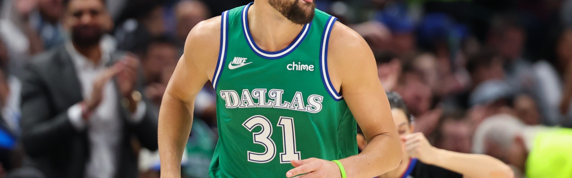 KY开云官网体育下载-佛光照耀达拉斯！克莱底角抽烟三分再中 首节2中2！