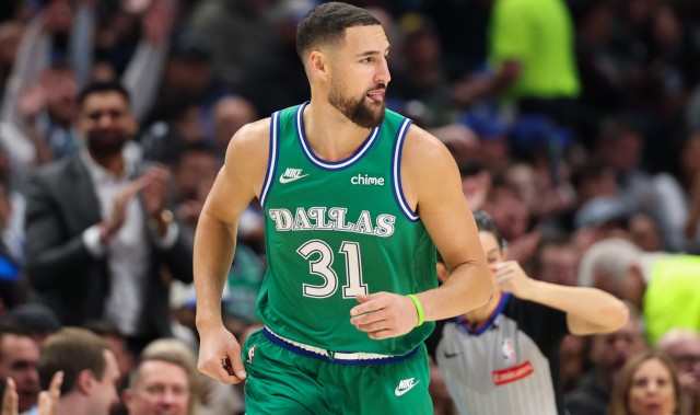 KY开云官网体育下载-佛光照耀达拉斯！克莱底角抽烟三分再中 首节2中2！