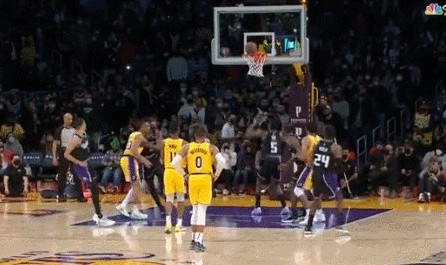 KY开云官网体育下载-国王对阵湖人遭遇系统局？福克斯贪小便宜吃了大亏