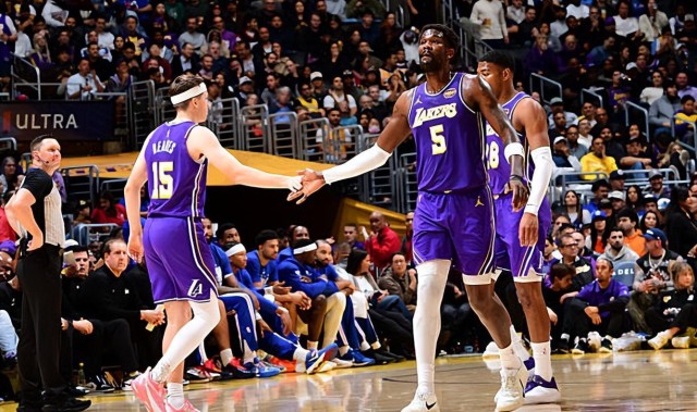 KY开云官网体育下载-被恩比德各种打爆！湖人先发中锋突然间在防守端失去了自信心？