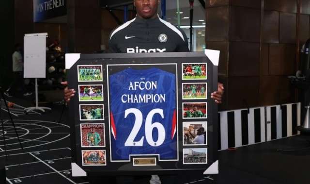 KY开云官网体育下载-马马杜·萨尔回归切尔西，队友赠送球衣祝贺他夺得非洲杯冠军