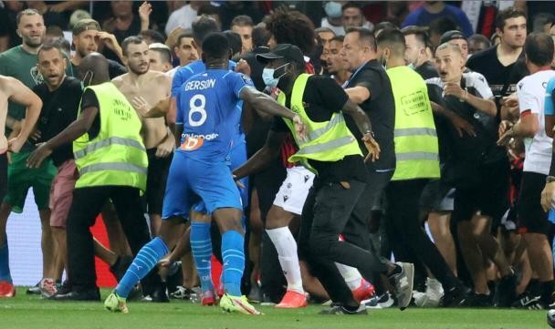 KY开云官网体育下载-球员球迷安保三方乱斗 马赛客战尼斯变格斗场