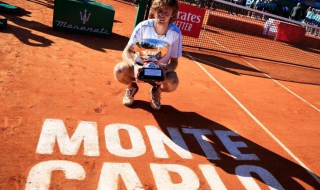 KY开云官网体育下载-张奔斗：一位俄罗斯球员赢得满堂彩，卢布列夫值得