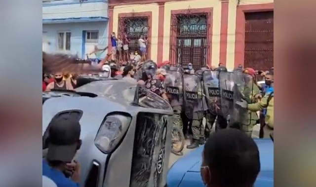 KY开云官网-撑不住了！古巴街头掀车围警，饥寒交迫之下，政府终于向美国低头